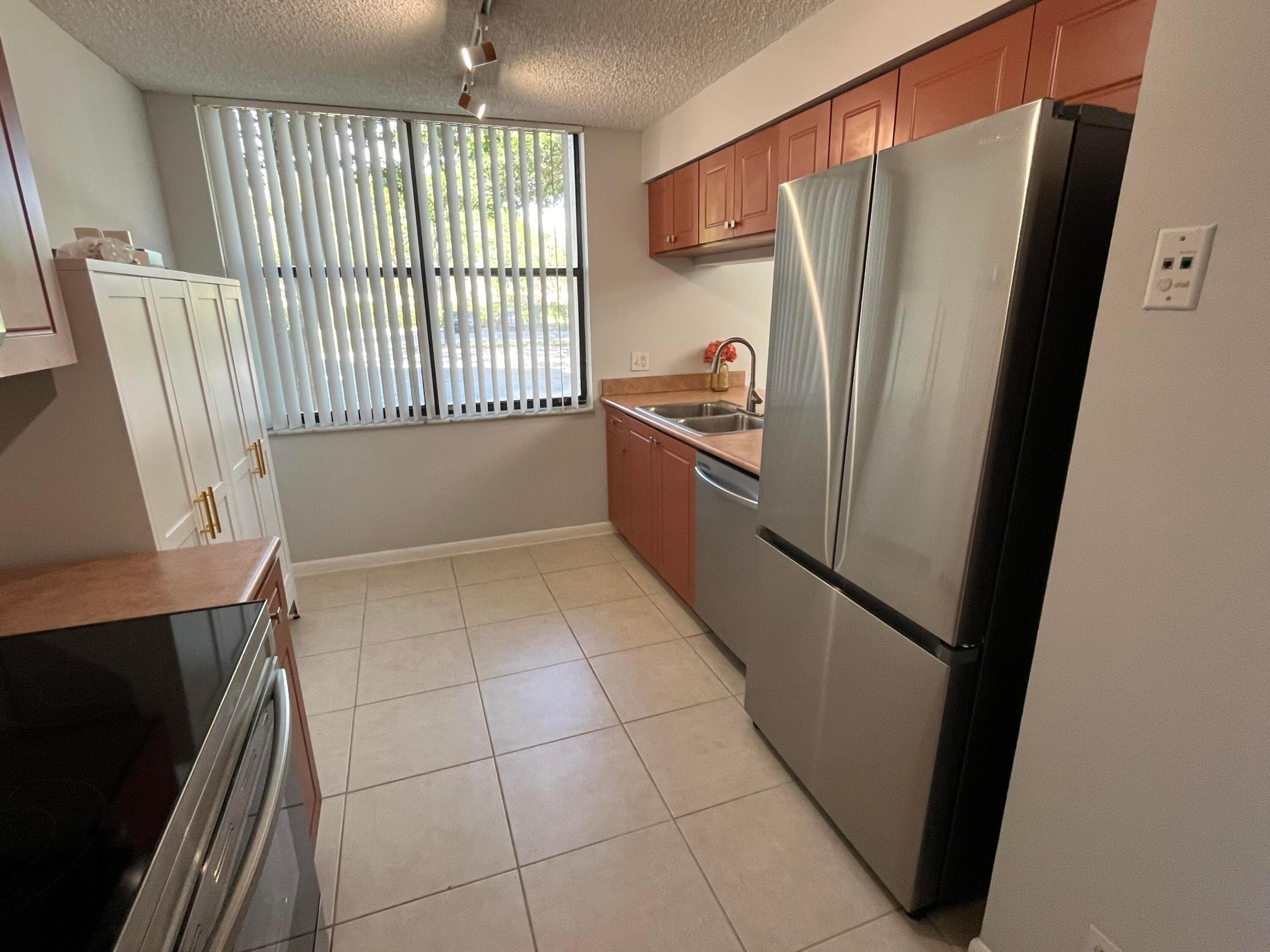 LAKESIDE CONDO - Residential Lease