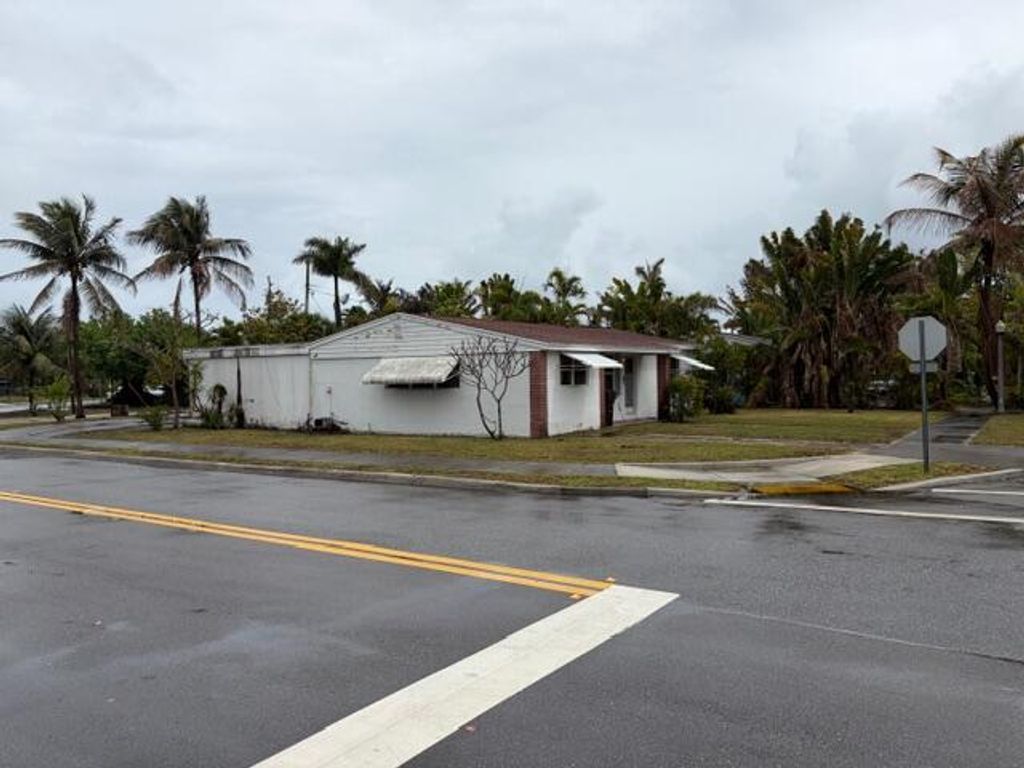 Photo of 1029 Ardmore Road, West Palm Beach, FL 33401 (MLS # B26008517)