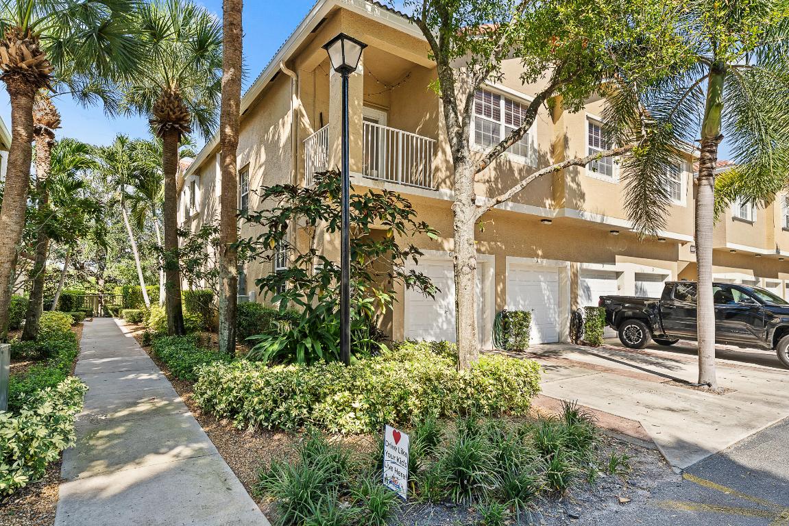 Tequesta Trace - Residential