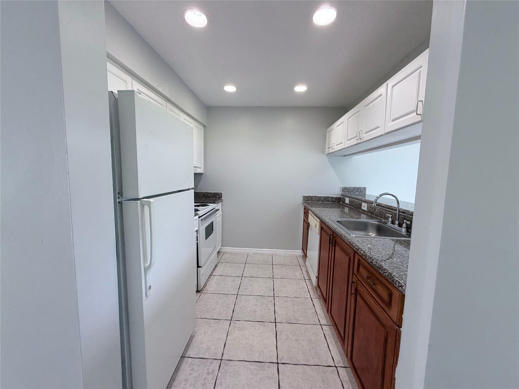 Waverly Place 2-19 D - Residential Lease