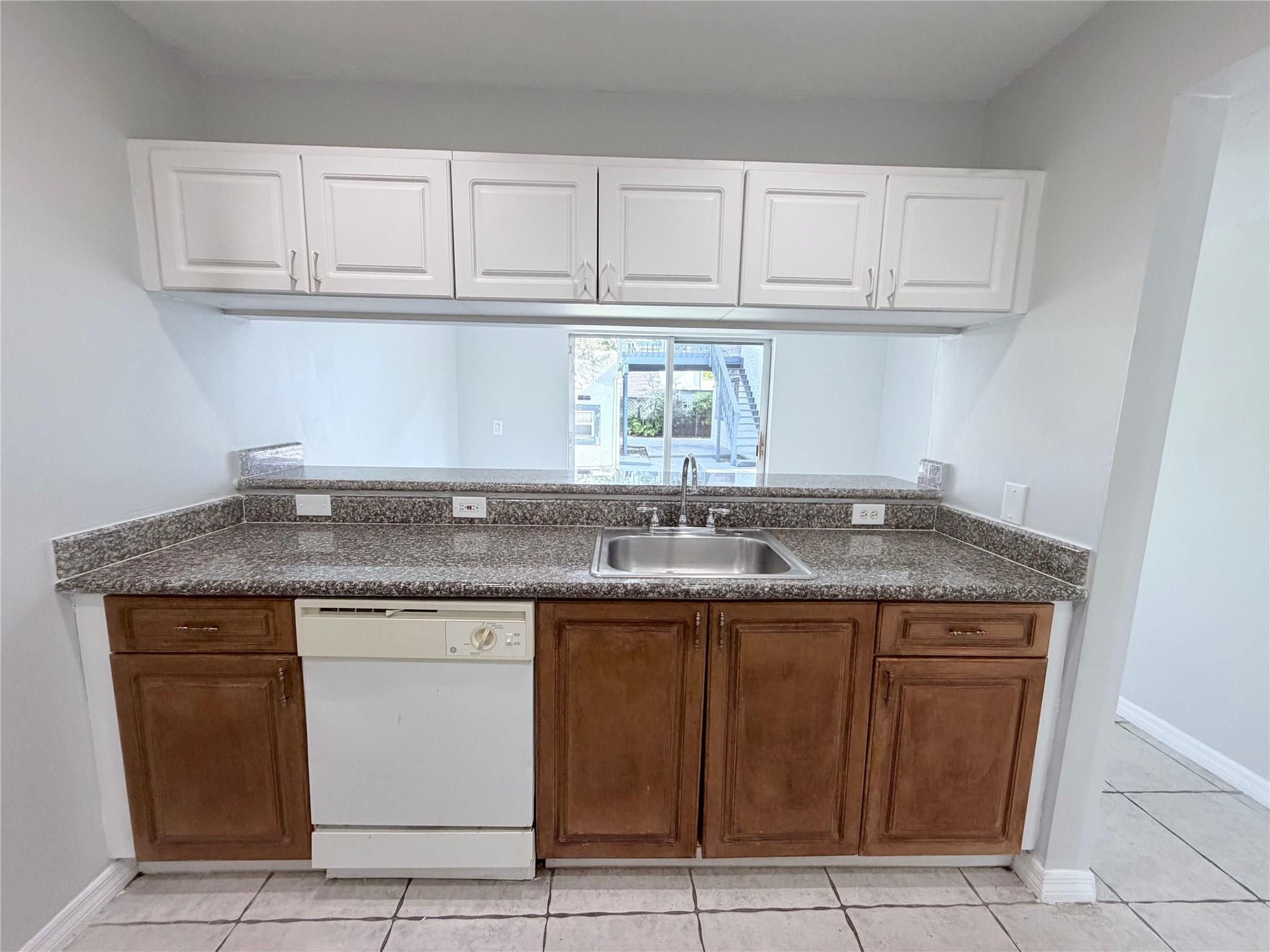 Waverly Place 2-19 D - Residential Lease