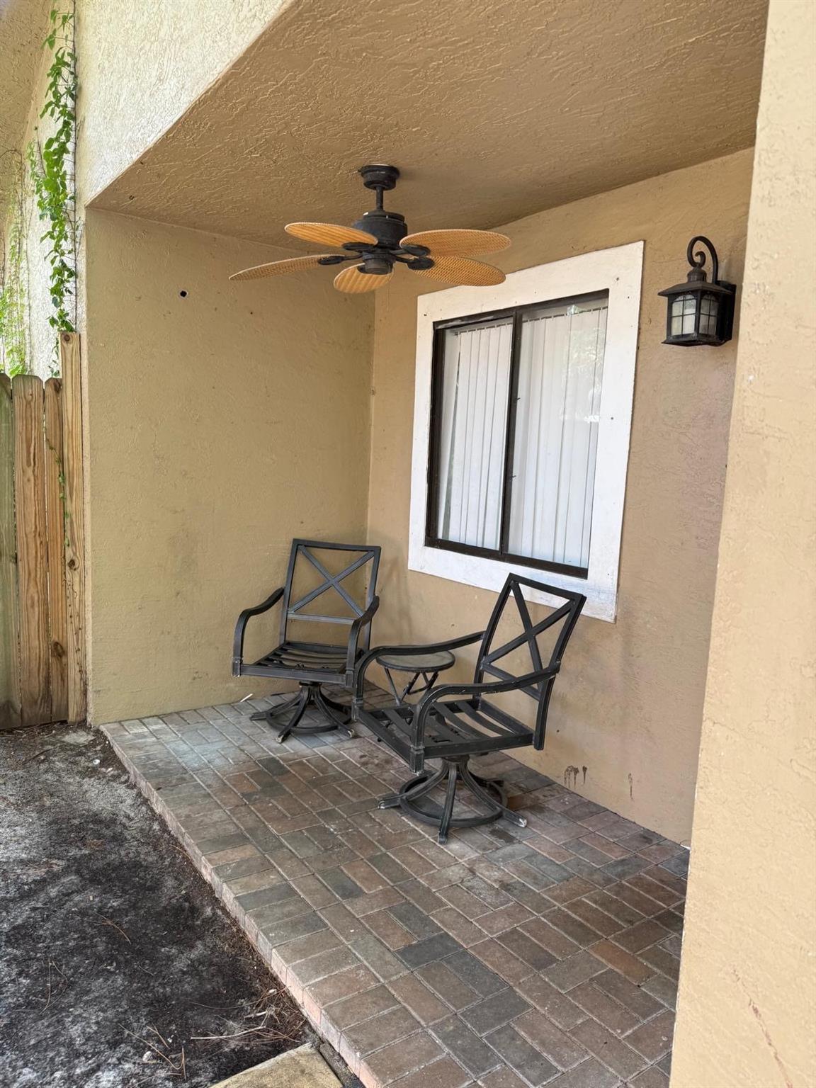 RENTERS!! COME CHECK OUT THIS BEATUFIL 3BED 2 BATH APARTMENT IN THE HEART OF WELLINGTON!
very quite area , good school ratings , near by polo club, retail stores and more !!