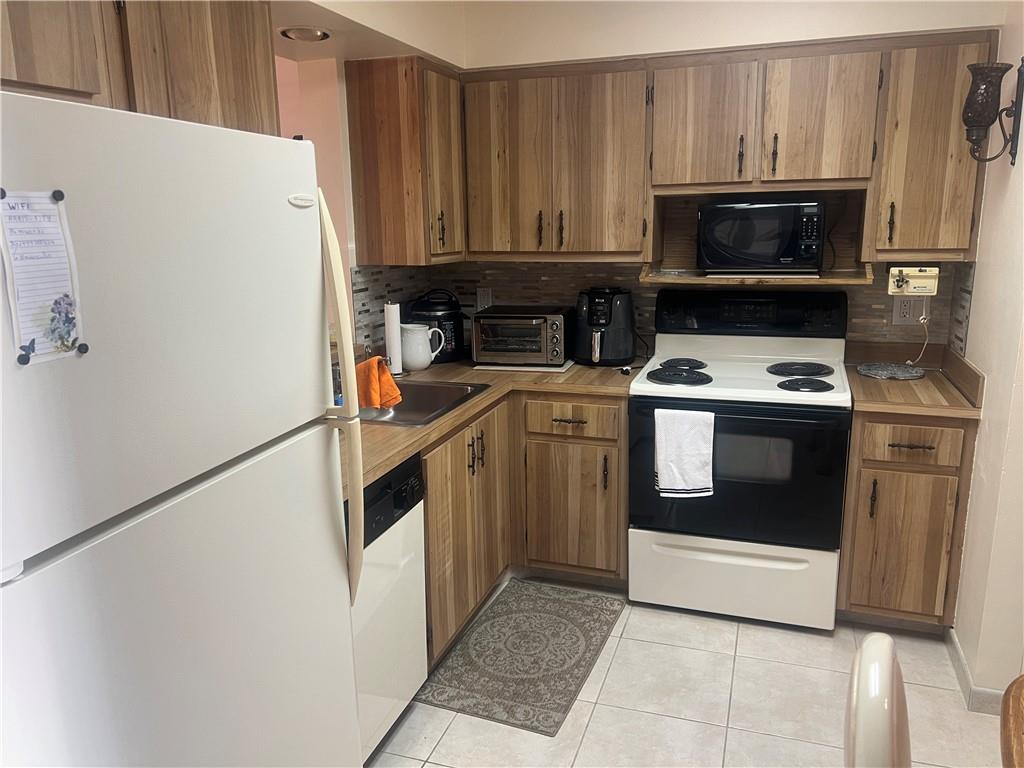 Palm Lakes Condo - Residential Lease