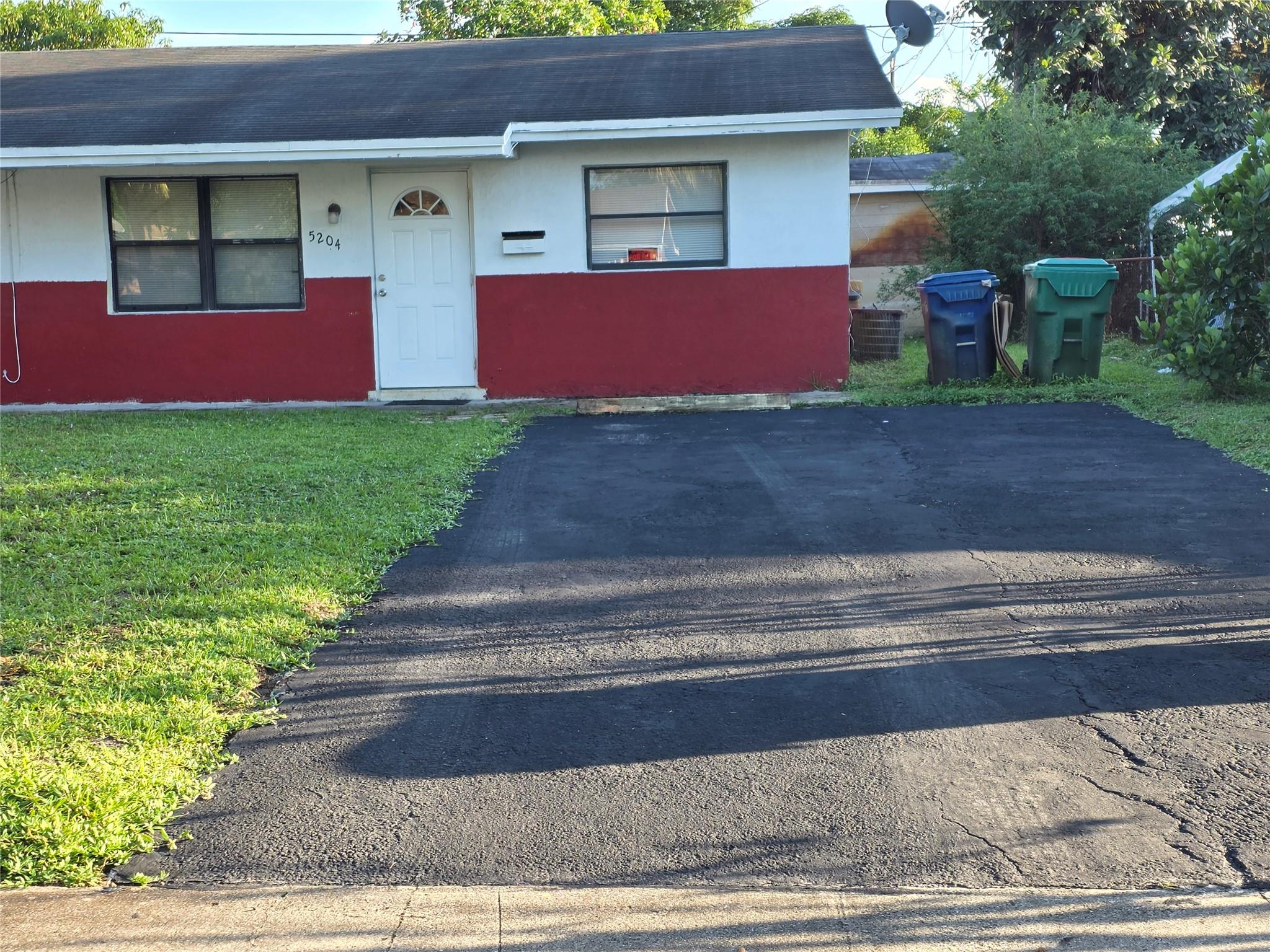 Spacious and quiet unit available for rent. Unit has a patio in the back which can be used as a bedroom. Tenant pays their own electric and water.