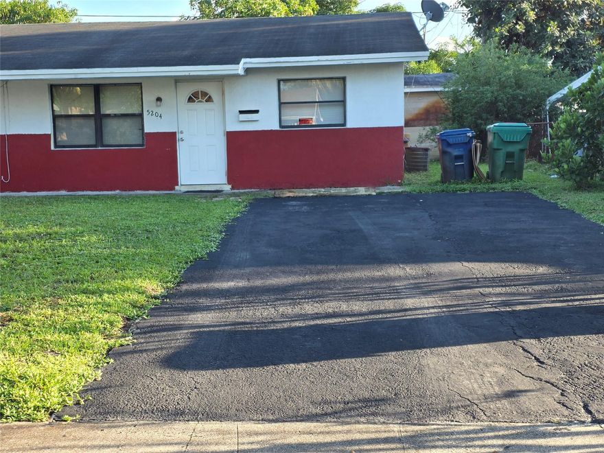 Spacious and quiet unit available for rent. Unit has a patio in the back which can be used as a bedroom. Tenant pays their own electric and water.
