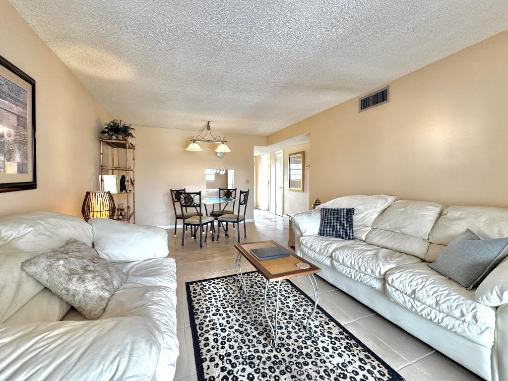 VILLAGE ROYALE - Residential