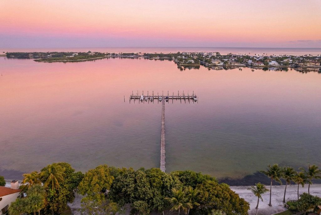 Photo of 16 Via Lago, Boynton Beach, FL 33435 (MLS # R11165537)