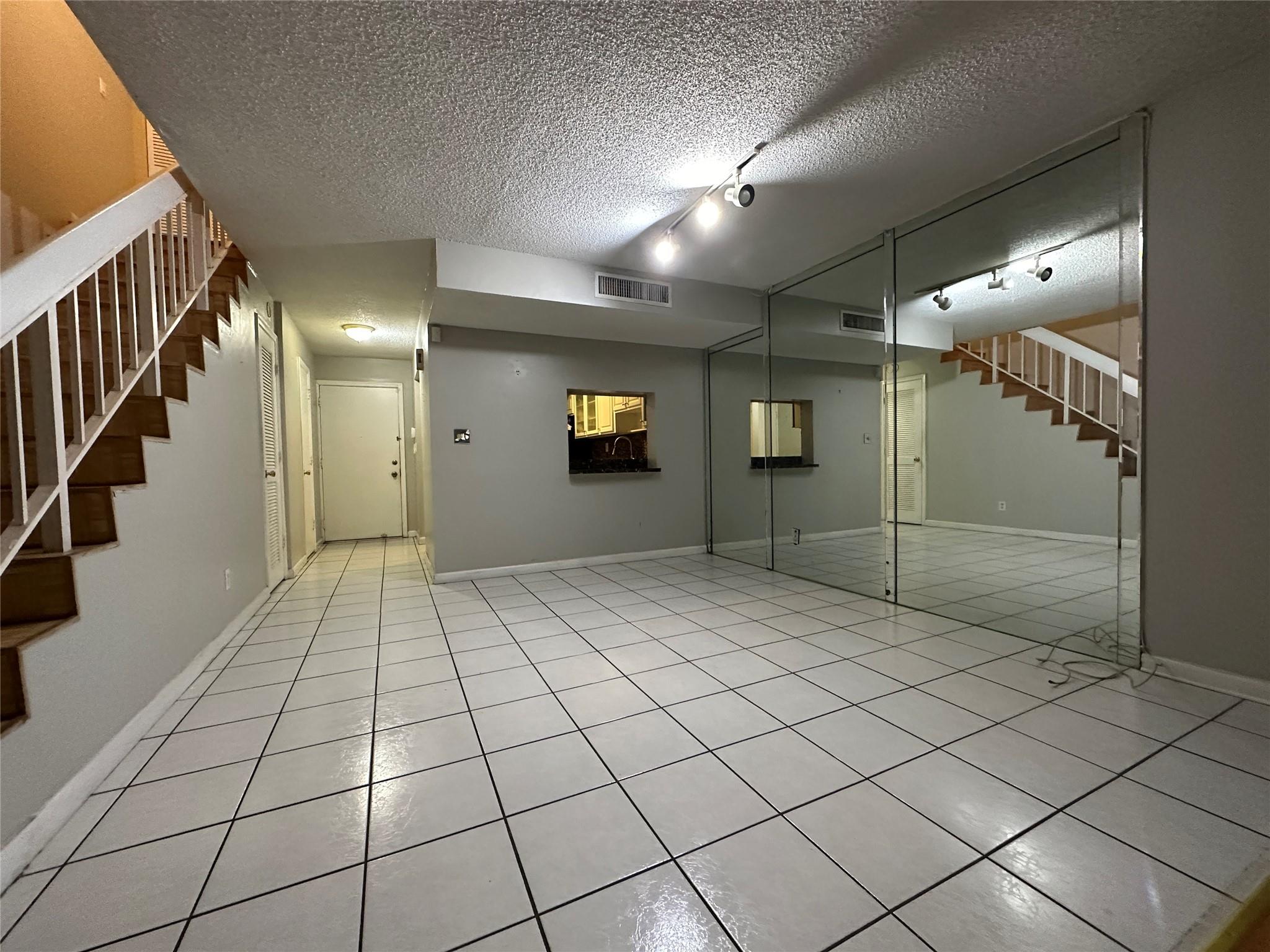 The Courts Of Inverrary - Residential