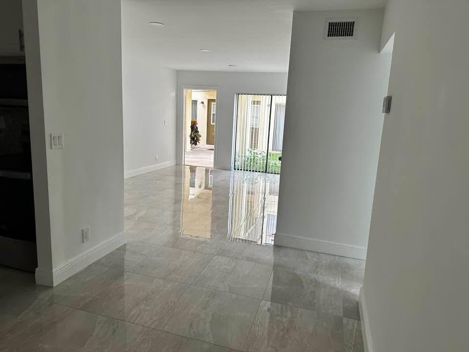 Well-maintained 1st floor unit located in the heart of Coral Springs, available for immediate occupancy. Conveniently situated just minutes from the Sawgrass Expressway, shopping centers, and restaurants. The kitchen is equipped with stainless steel appliances, and the unit includes an in-unit washer and dryer for added convenience. Minimum credit score of 650 required. First and security. Contact us today to schedule a private showing.