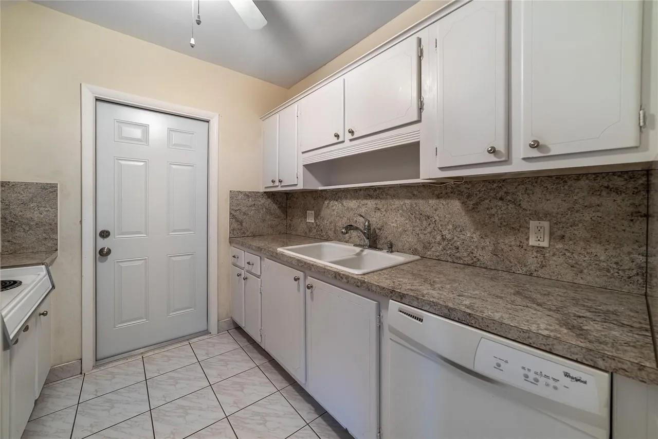 Colonial Manor West Apts - Residential Lease