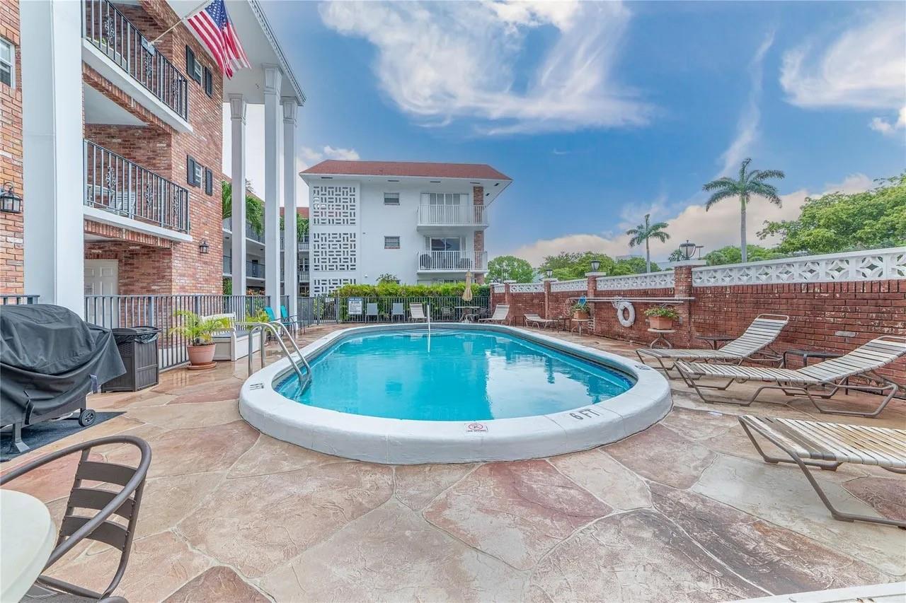 Colonial Manor West Apts - Residential Lease