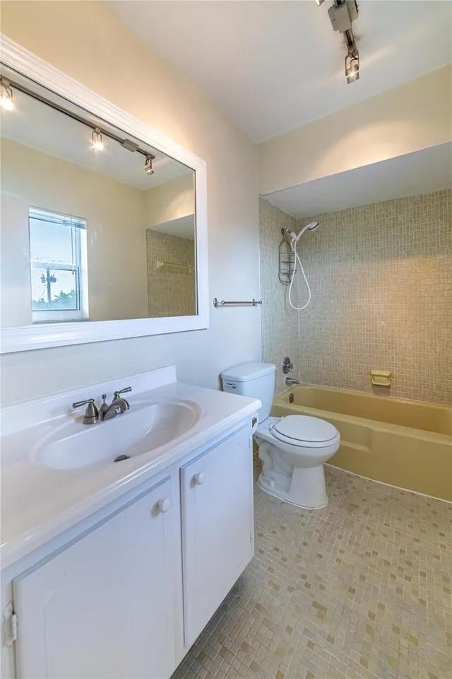 Colonial Manor West Apts - Residential Lease