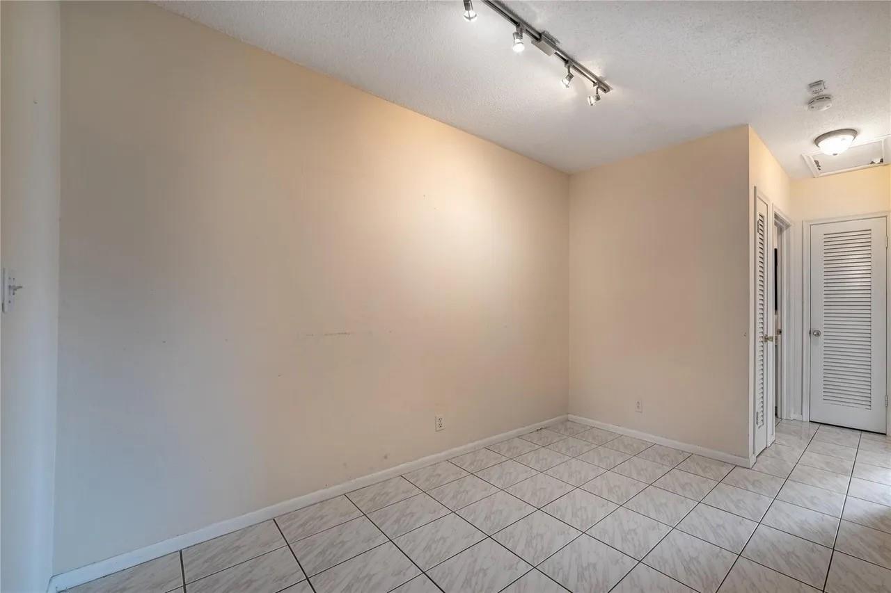 Colonial Manor West Apts - Residential Lease