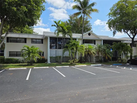 907 NE 199th St Unit 202, Miami, FL MLS: F10498696