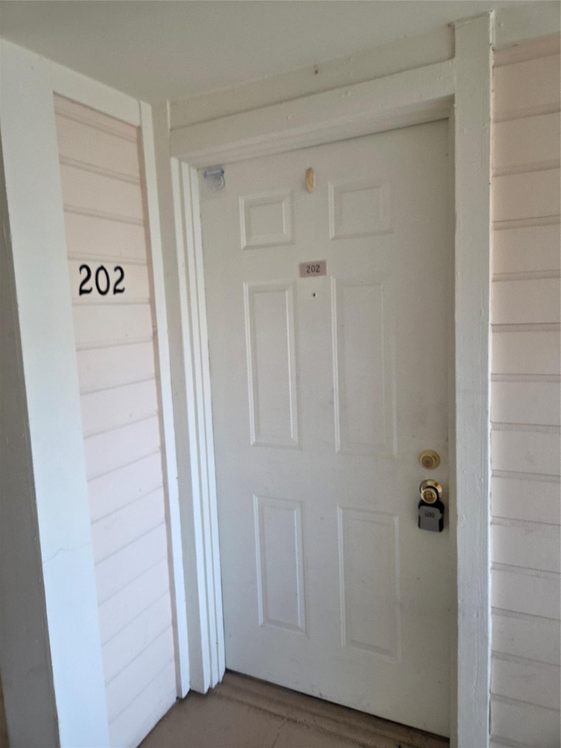 907 NE 199th St 202
