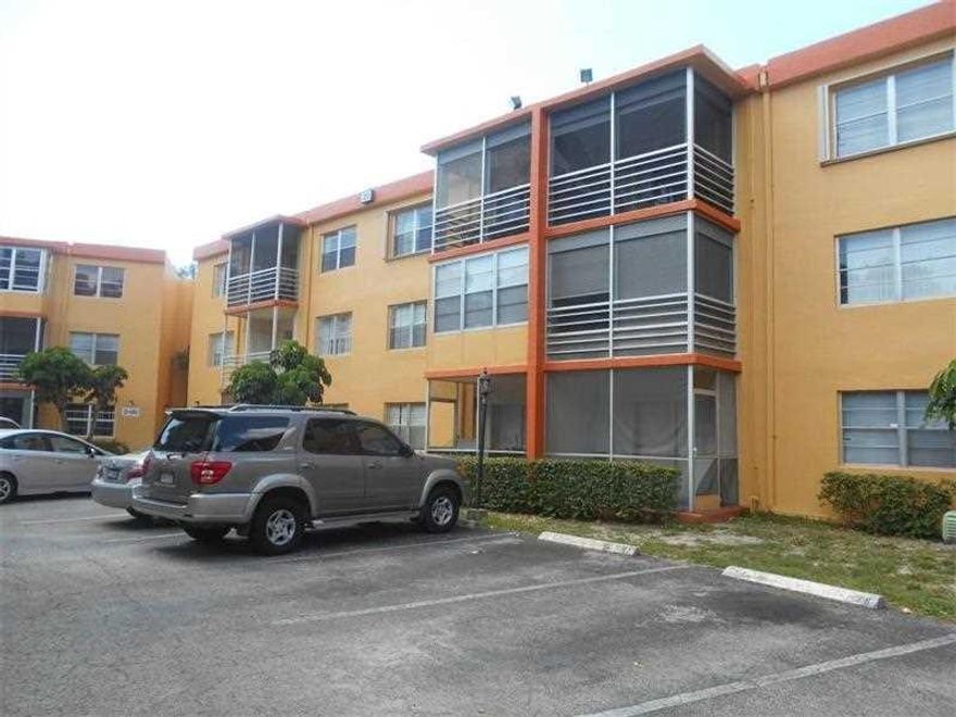 1/1.5 unit - pets allowed. This is a super deal and will not last long. In gated community with community center and pool area. Screened patio. Excellent investment or starter unit.