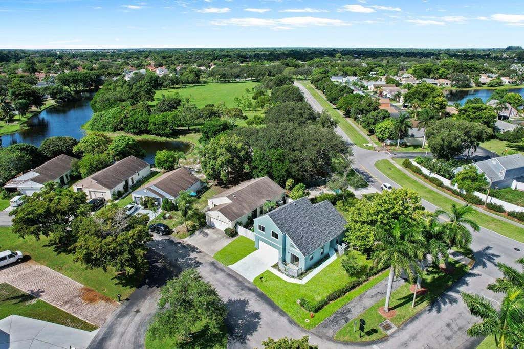 Photo of 17 Paxford Lane, Boynton Beach, FL 33426 (MLS # R11115806)