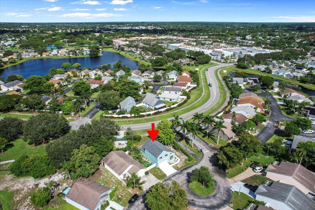 Photo of 17 Paxford Lane, Boynton Beach, FL 33426 (MLS # R11115806)