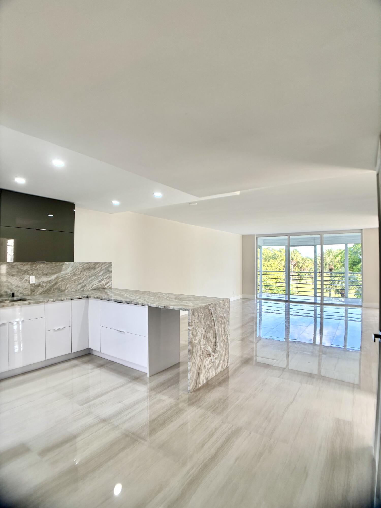 3960 Oaks Clubhouse Drive 401