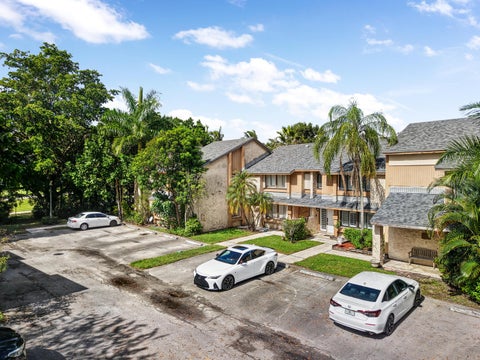 Tiny photo for 219 Wimbledon Lakes Drive, Plantation, FL 33324 (MLS # B26090983)