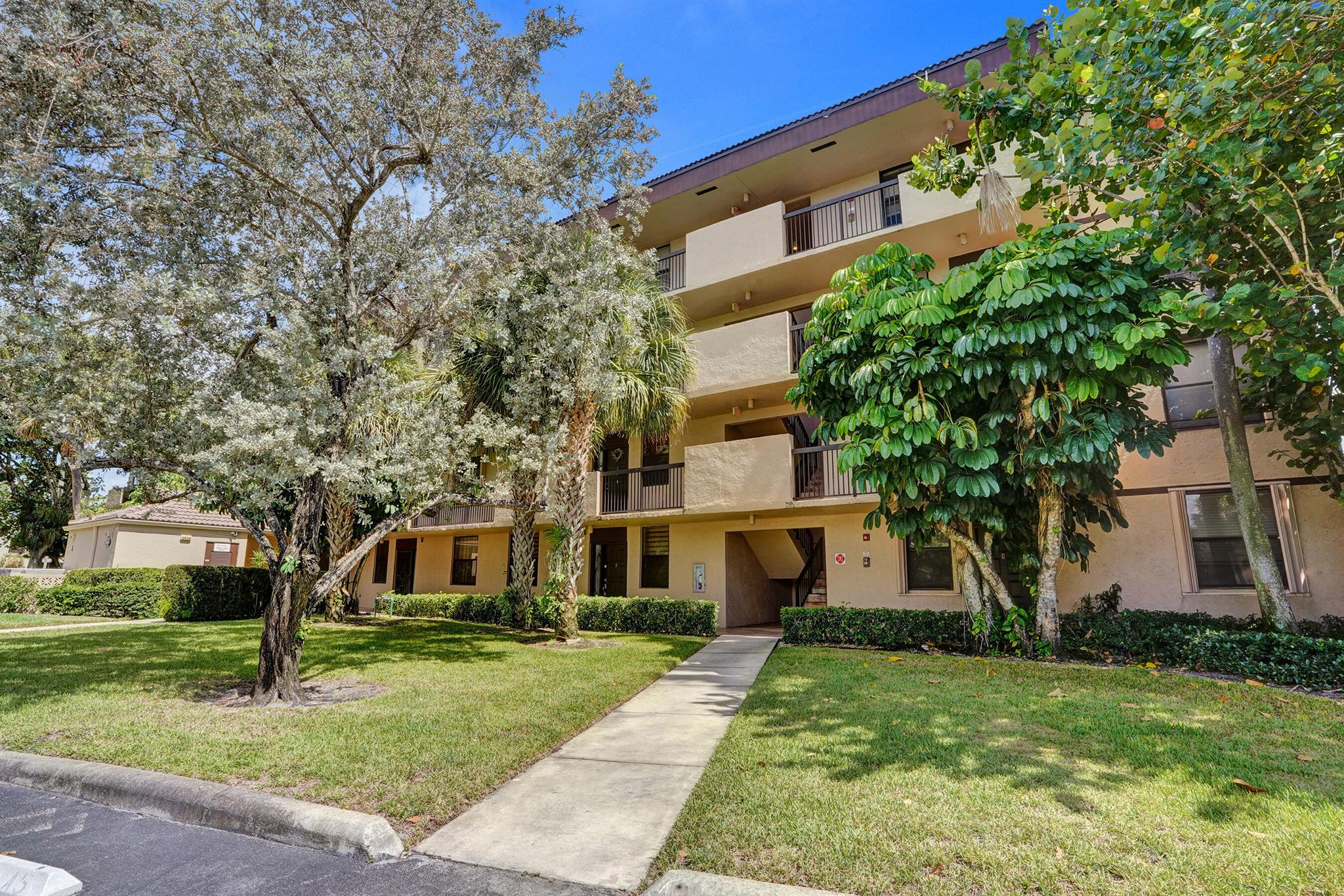 Remodeled 2BR/2BA in Applewood Village, an all-age section of Karanda Village! Bright, open layout with modern finishes, updated kitchen and baths, and serene water views. Enjoy resort-style amenities -- pool, clubhouse, fitness center -- all just minutes from shopping, dining, and highways. Move-in ready!