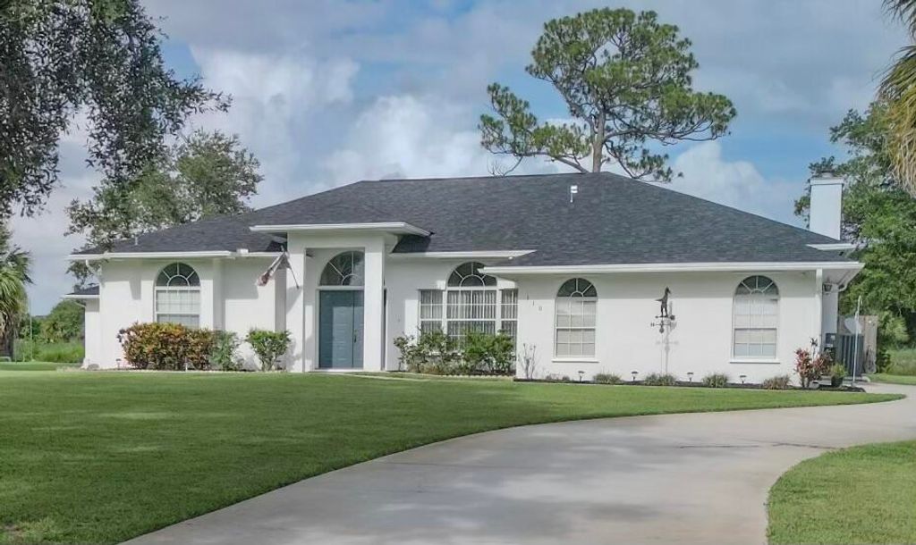 Photo of 110 Woodcrest Drive, Fort Pierce, FL 34945 (MLS # R10974319)