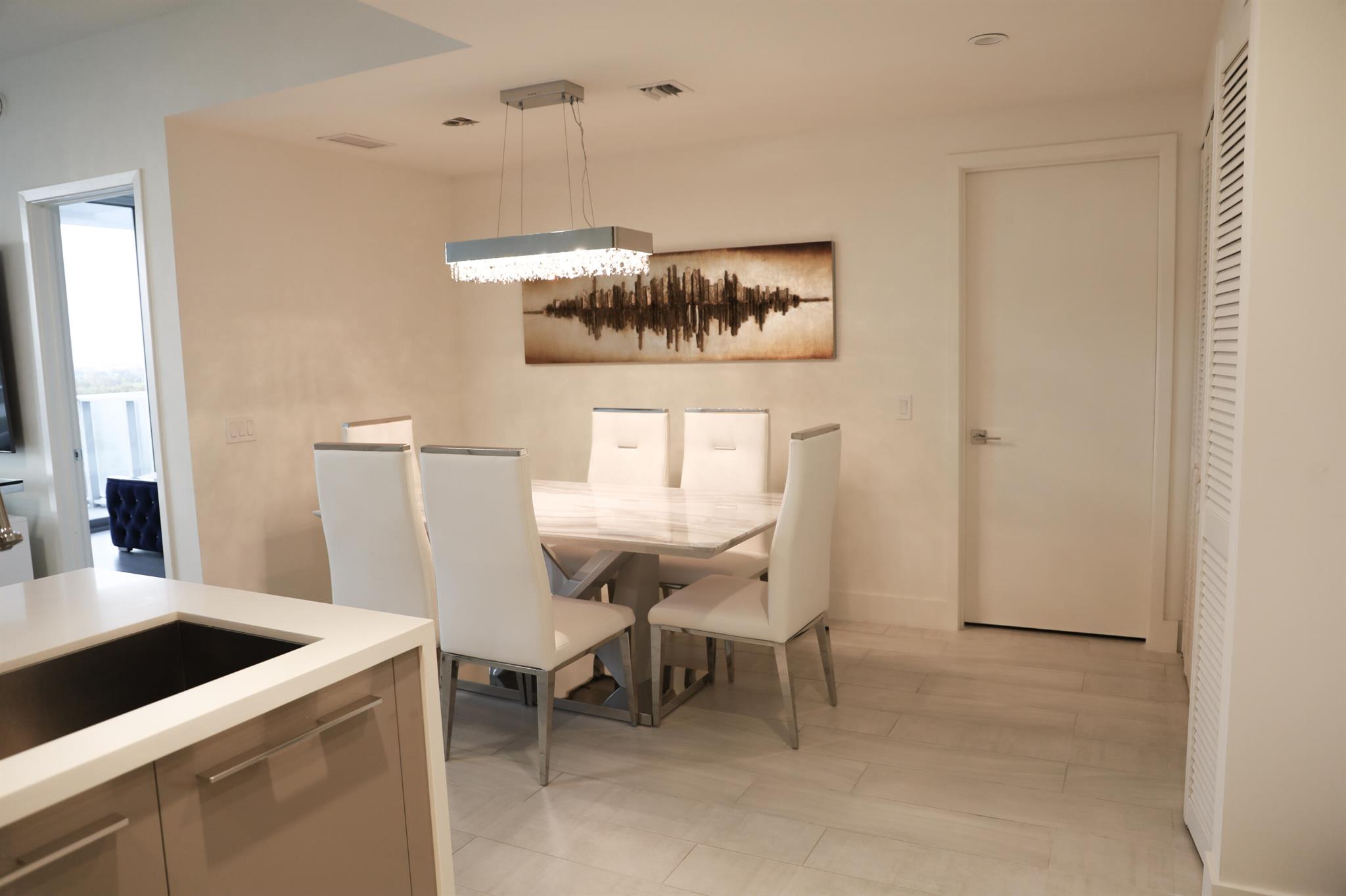 2000 Metropica Way 811