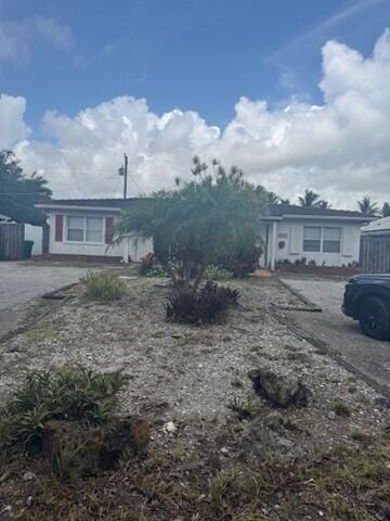 Nice duplex with family room in Juno Beach, close to the beach. Owner consider pet with deposit. fenced yard. Owner pays for water. Nice kitchen with all appliances. ALL SIZES AND MEASUREMENTS ARE APPROXIMATE AND NOT GUARANTEED.