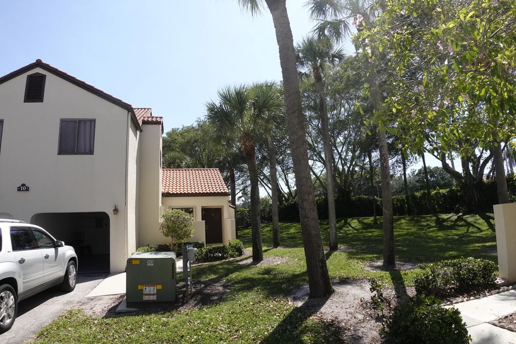 Photo of 10 Via De Casas Sur #105, Boynton Beach, FL 33426 (MLS # R10975848)