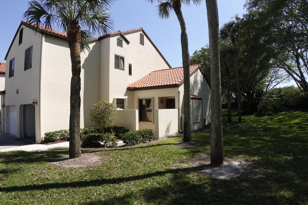 Photo of 10 Via De Casas Sur #105, Boynton Beach, FL 33426 (MLS # R10975848)