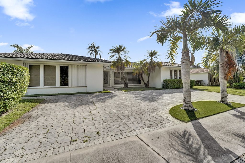 Photo of 3681 N 54th Avenue, Hollywood, FL 33021 (MLS # B26015420)