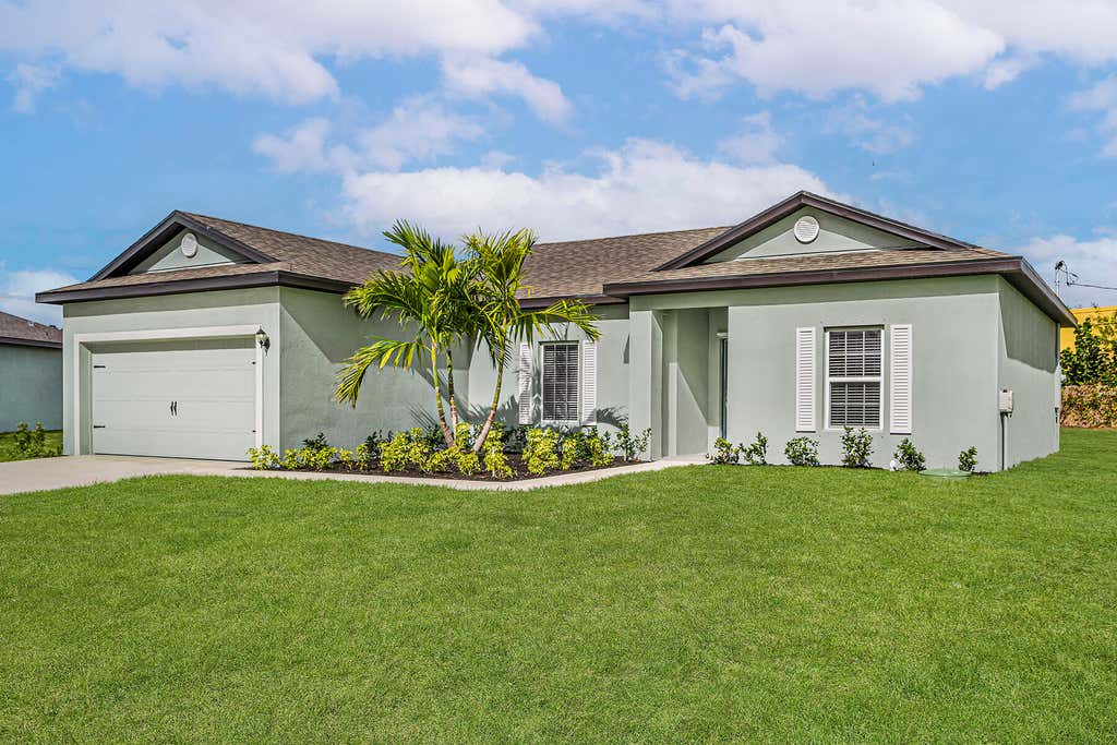 Photo of 1613 SE Grapeland Avenue, Port Saint Lucie, FL 34952 (MLS # B26044570)