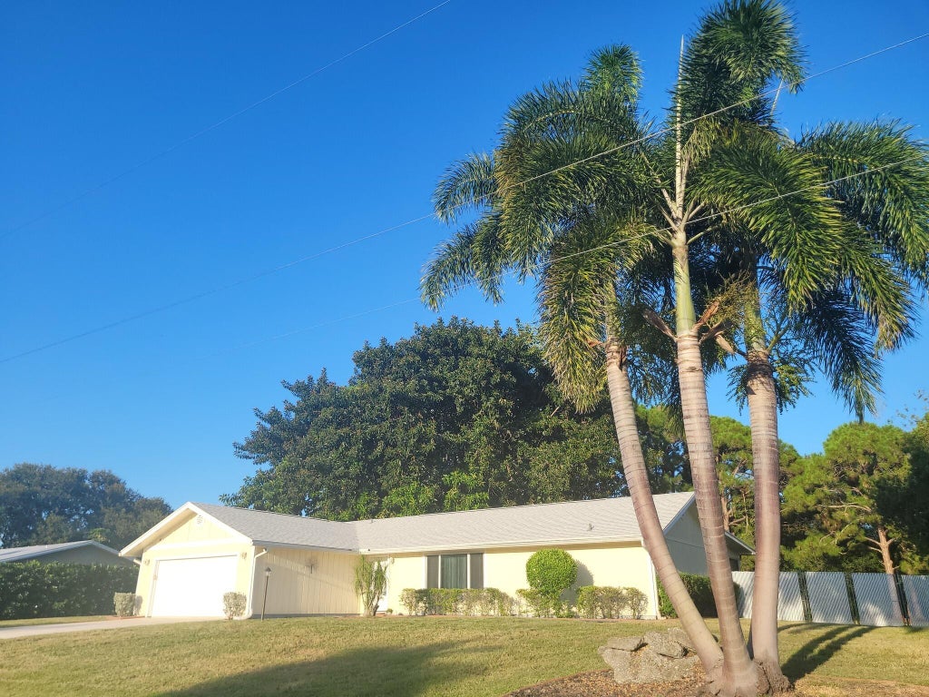 Photo of 2913 SE Darien Road, Port Saint Lucie, FL 34952 (MLS # R11081037)