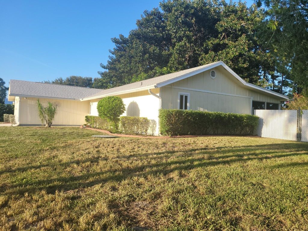 Photo of 2913 SE Darien Road, Port Saint Lucie, FL 34952 (MLS # R11081037)