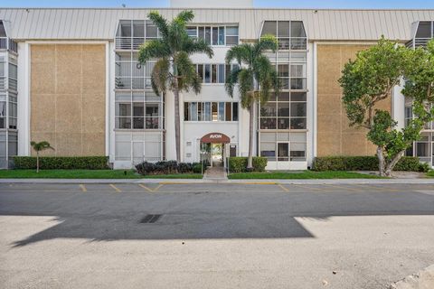 Tiny photo for 3040 NE 16th Avenue #402, Oakland Park, FL 33334 (MLS # F10556694)