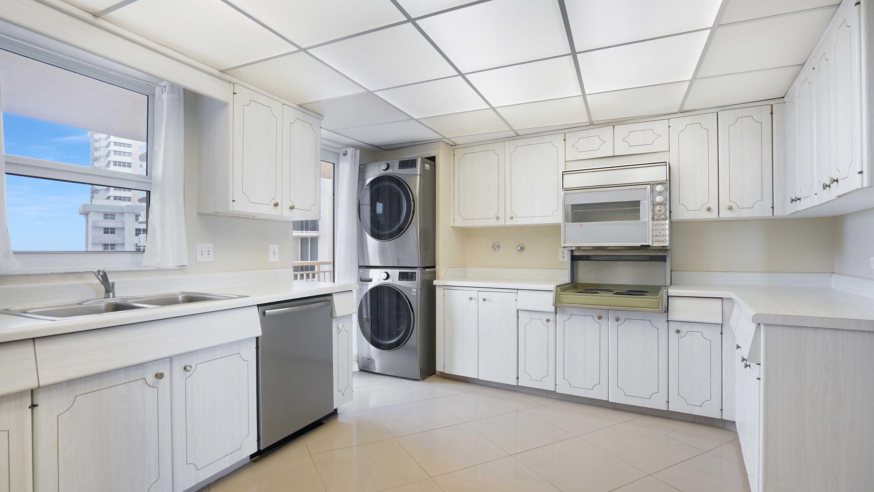 GALLEON CONDO - Residential