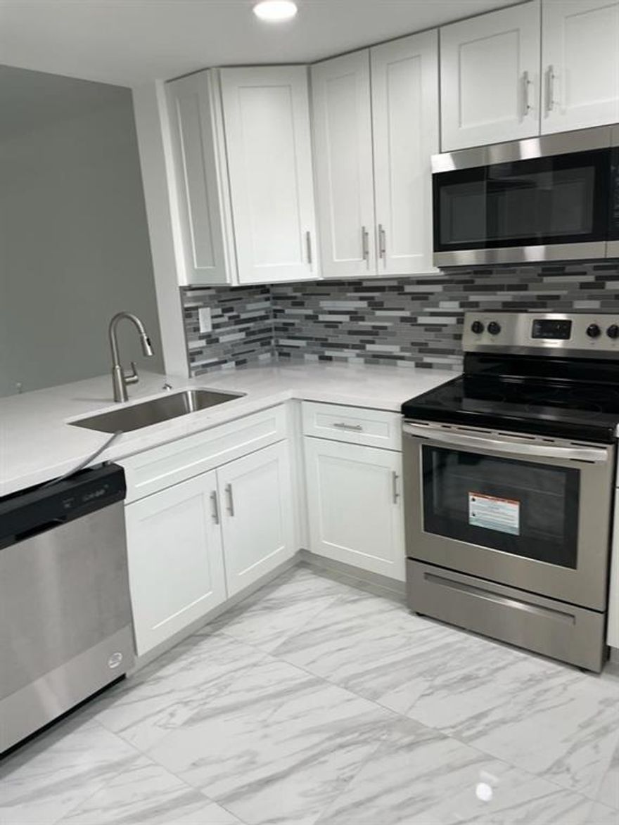 FULLY UPGRADED UNIT OVER LOOKING THE WATERVIEW WITH FOUNTAIN.  SCREENED IN BALCONY WITH ROLL DOWN SHUTTERS. BRAND NEW KITCHEN (CABINETS, COUNTERTOPS AS WELL AS APPLIANCES), BATHROOMS, FLOORS.... YOU NAME IT. THIS IS THE BEST UNIT OUT THERE LOCATED IN THE HEART OF TOWN IN A GATED COMPLEX WITH LOTS OF AMENITIES INCLUDING POOL, GYM, LIBRARY, TENNIS COURT. LAUNDRY ROOM LOCATED ON EACH FLOOR.