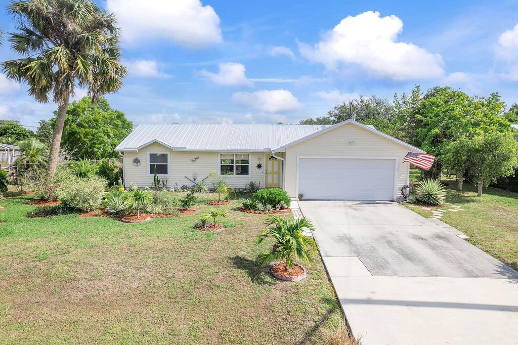 Photo of 1073 SW Dubuque Avenue, Port Saint Lucie, FL 34953 (MLS # R11089433)