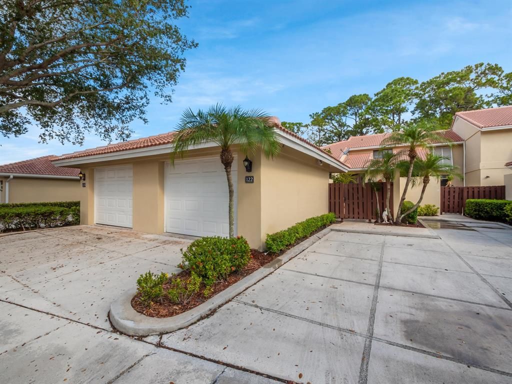 Photo of 122 Old Meadow Way, Palm Beach Gardens, FL 33418 (MLS # R10876862)