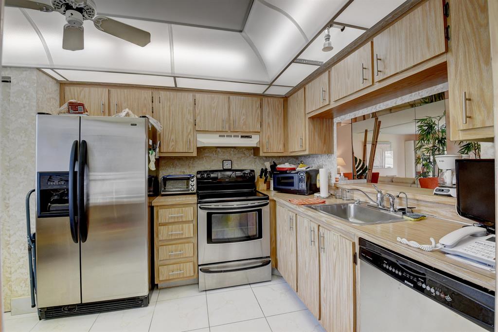 HUNTINGTON LAKES SEC TWO CONDOS - Residential