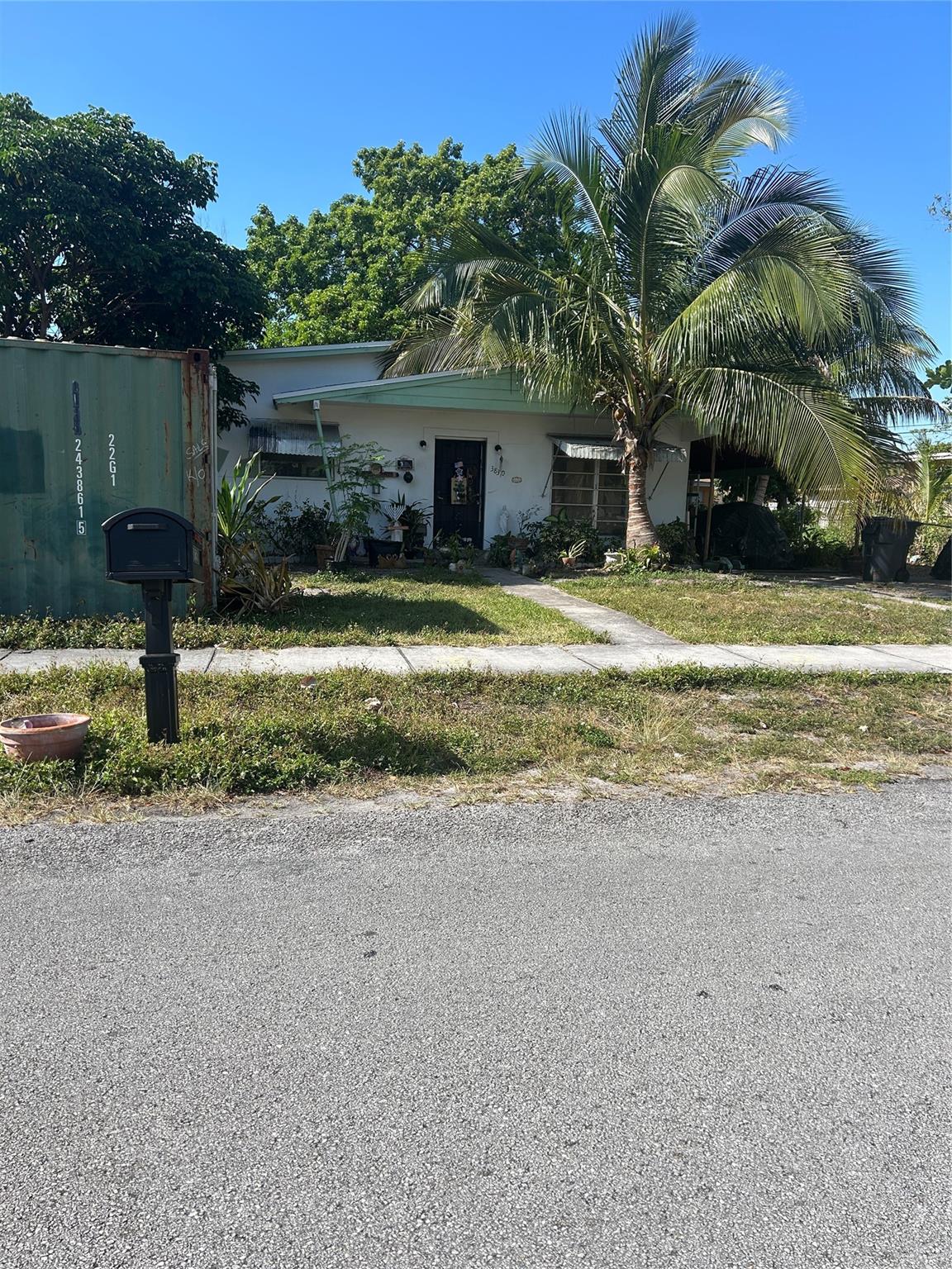 3/1 needs complete renovations, Close to Major Highways and Shopping .