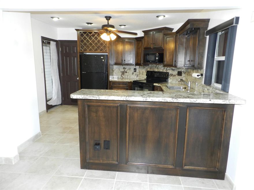 BEAUTIFUL  REMODLED 2 BEDROOMS 2 BATHSMRS CLEAN LIVED THERE GORGEOUS GRANITE DARK WOOD CABINETS  IN KITCHEN. BATHROOMS FULLY REMODELED ACROSS FROM cOMMONS PARK