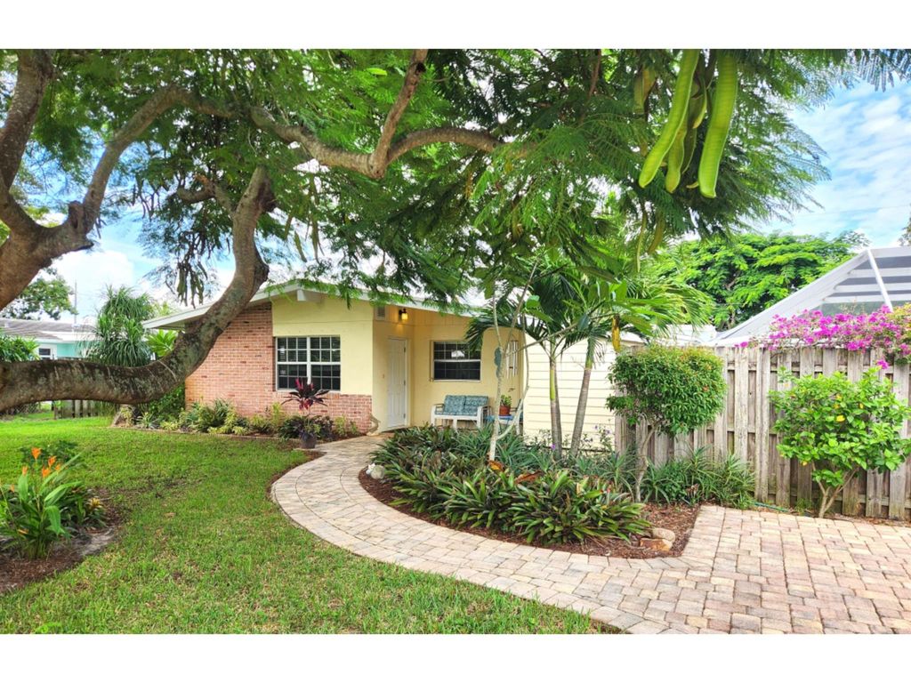 Photo of 808 SE Ocean Avenue, Stuart, FL 34996 (MLS # R10926873)