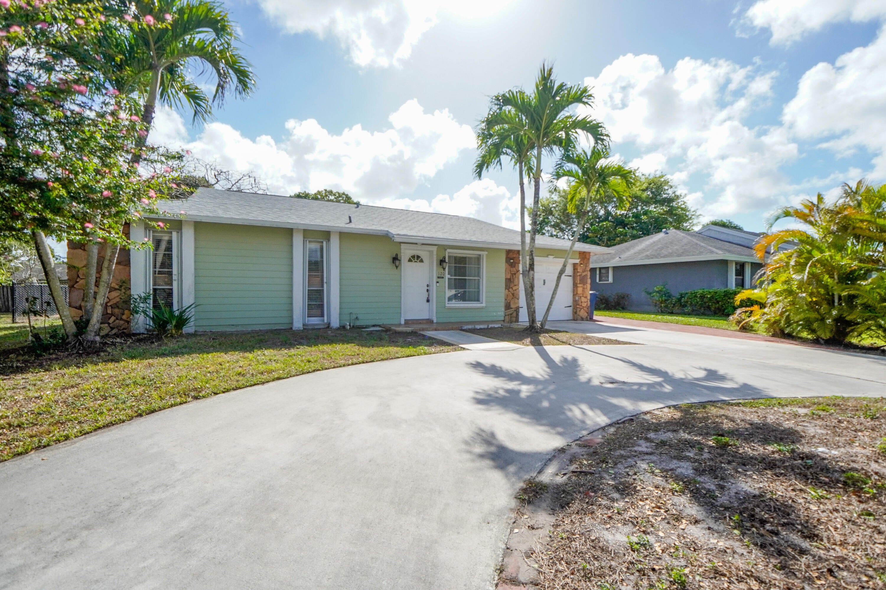 120 Swan Parkway W