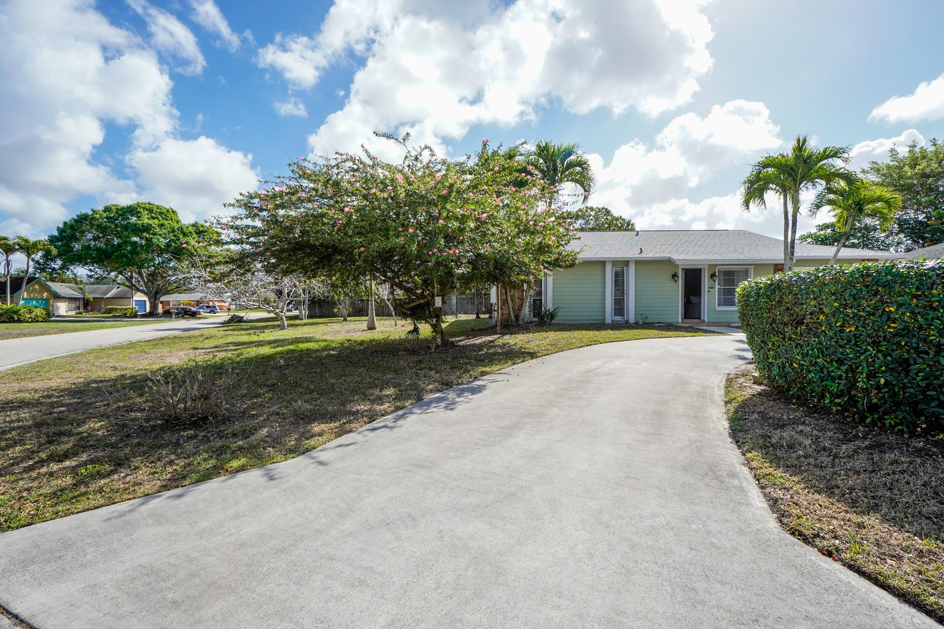 120 Swan Parkway W, Royal Palm Beach FL 33411
