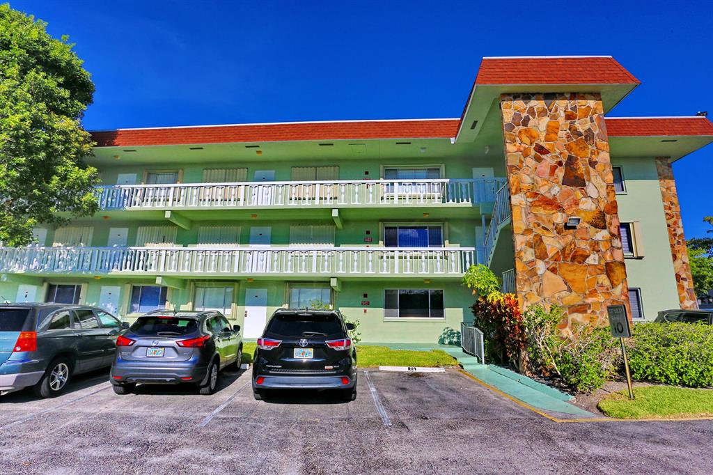 REGAL PALMS REGENT CONDO - Residential