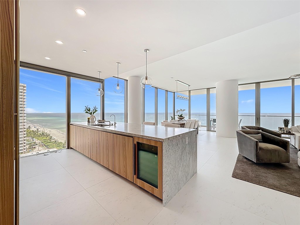 2000 Ocean - Residential