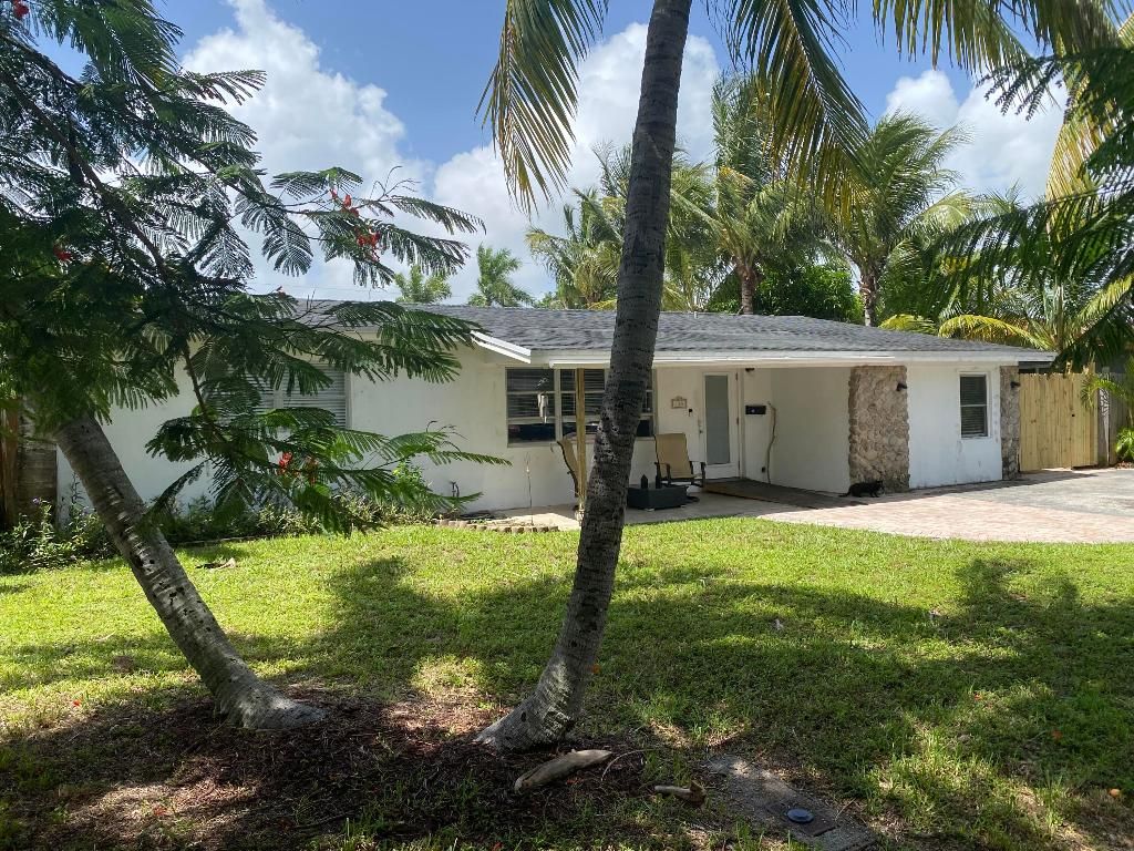 Photo of 124 SE 11th Street, Deerfield Beach, FL 33441 (MLS # R11109777)