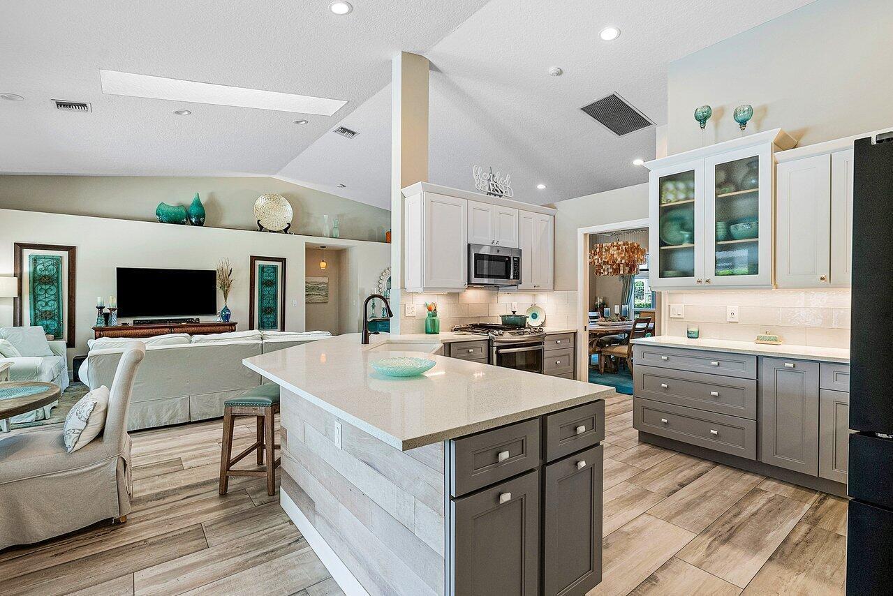 MEADOW WOOD OF THE LANDINGS AT WELLINGTO - Residential