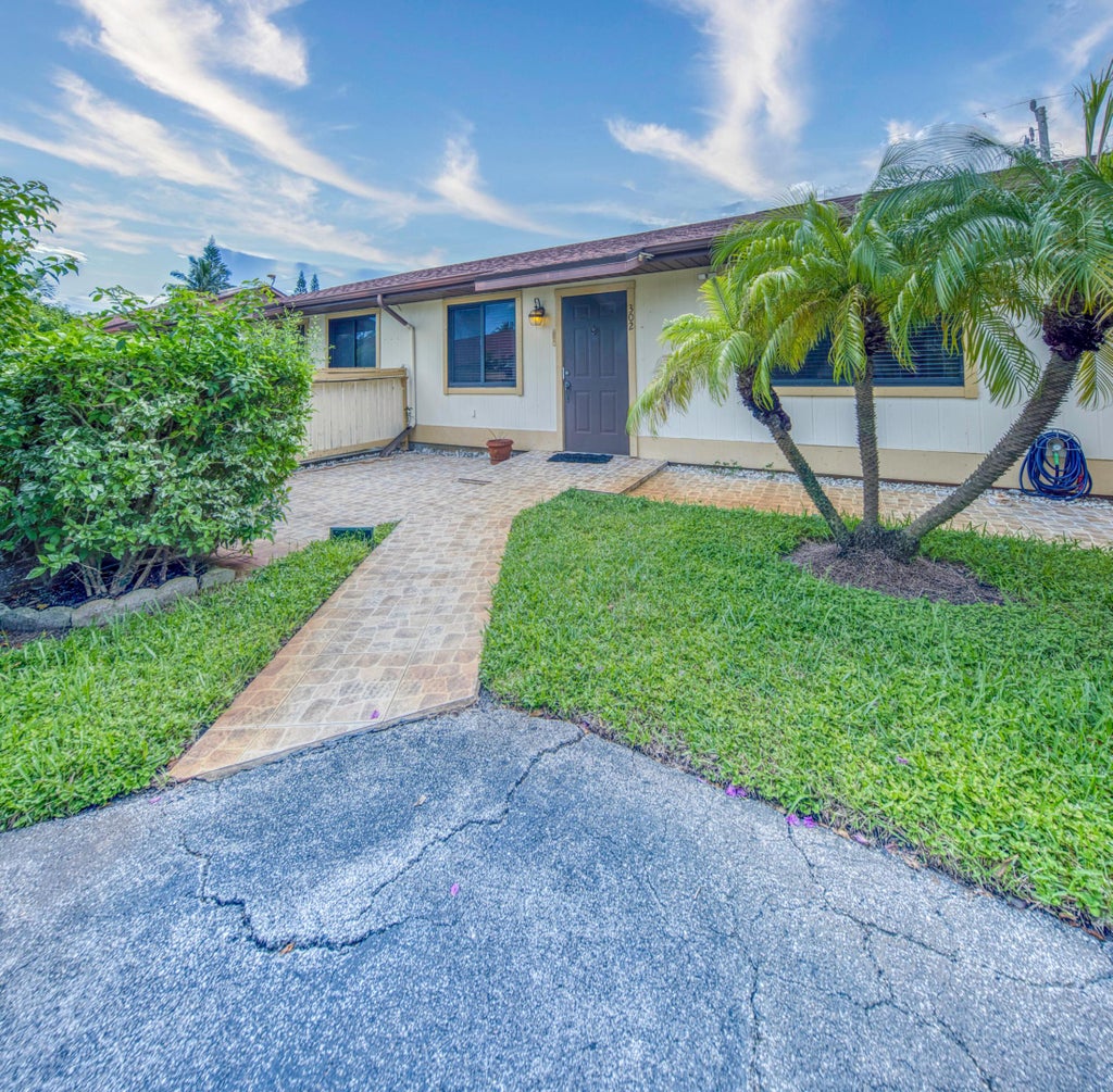 Photo of 815 ANDREW REDDING Road #302, Lantana, FL 33462 (MLS # B26078686)